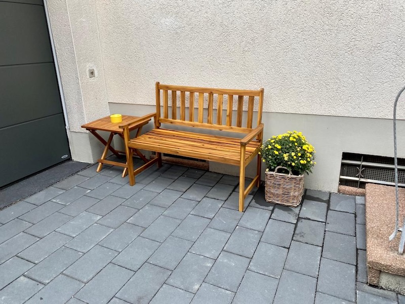 Außenbereich des Hauses mit Bank