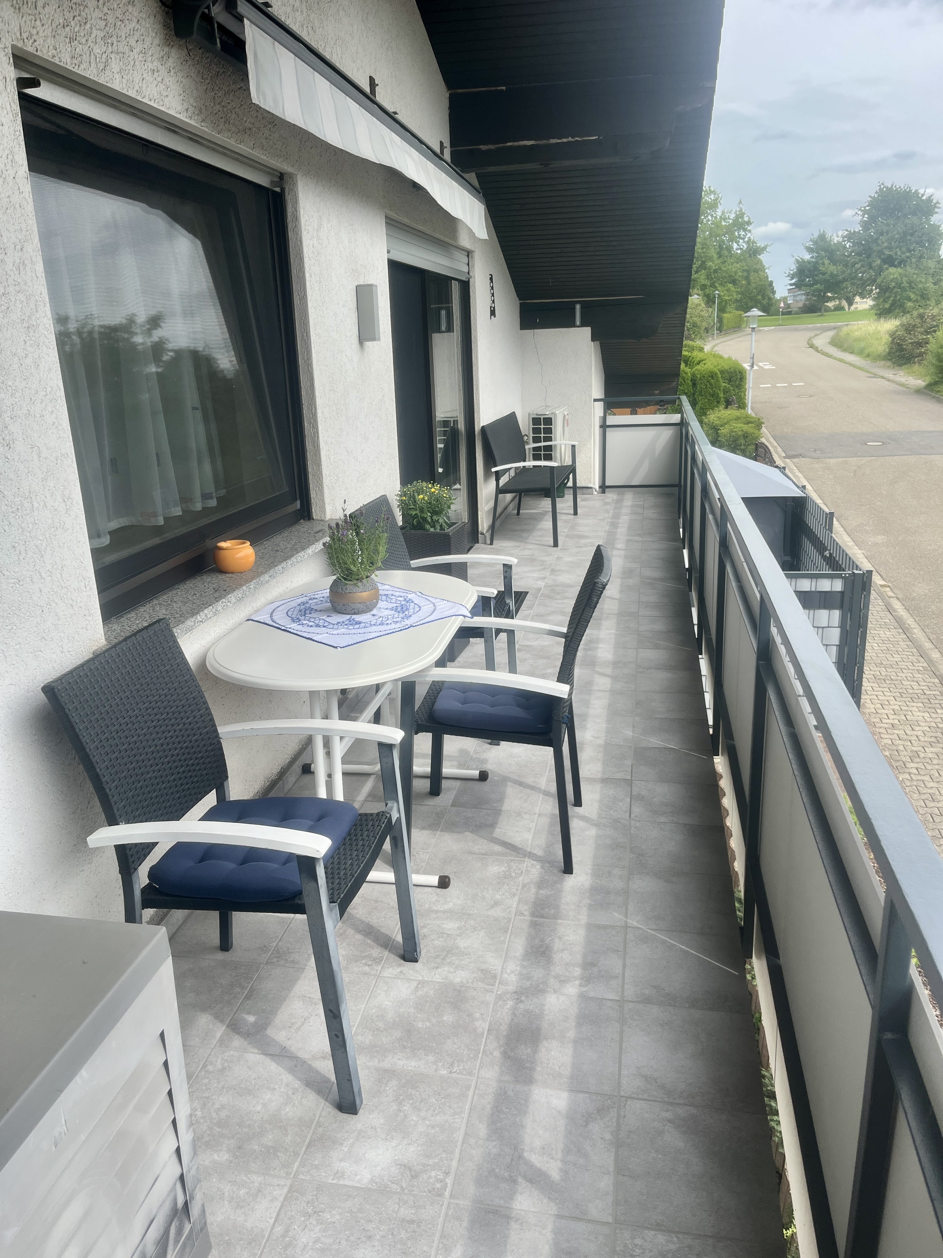 Schöner großer Balkon mit Sitzmöglichkeiten und Tisch