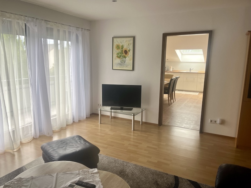 Heller Wohnbreich mit Fernseher
