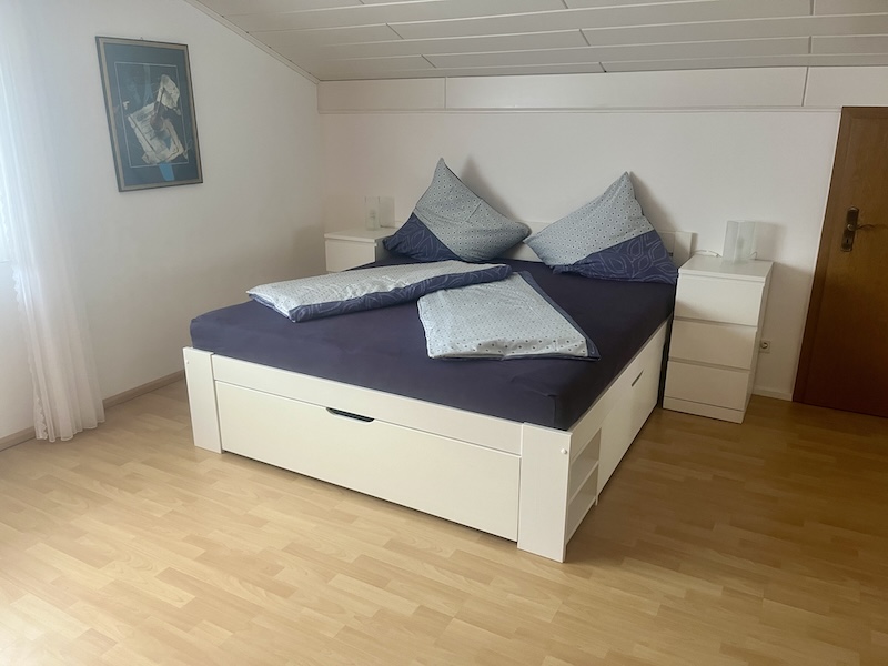 Schlafzimmer mit Bett