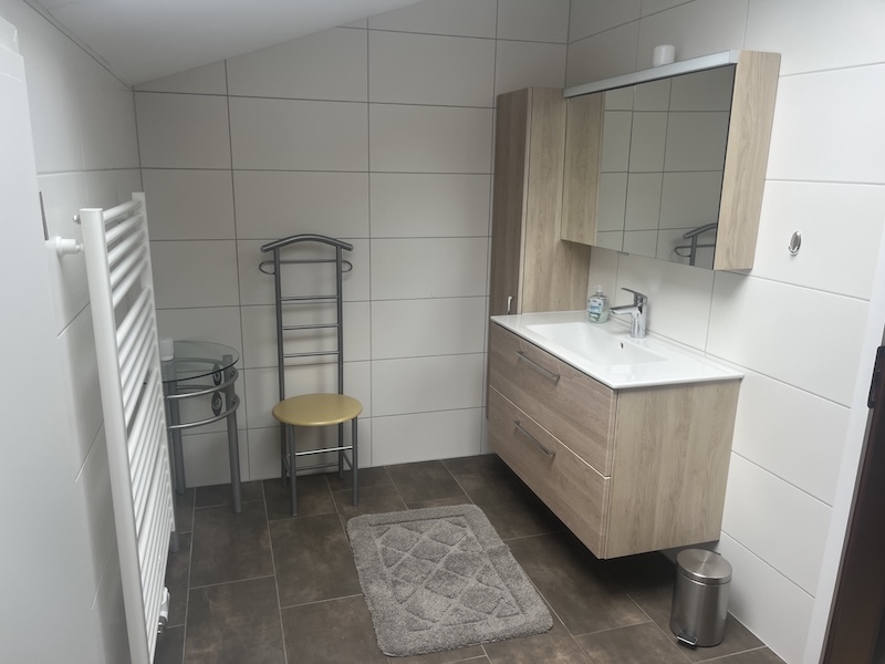 Modernes Bad mit Waschbecken