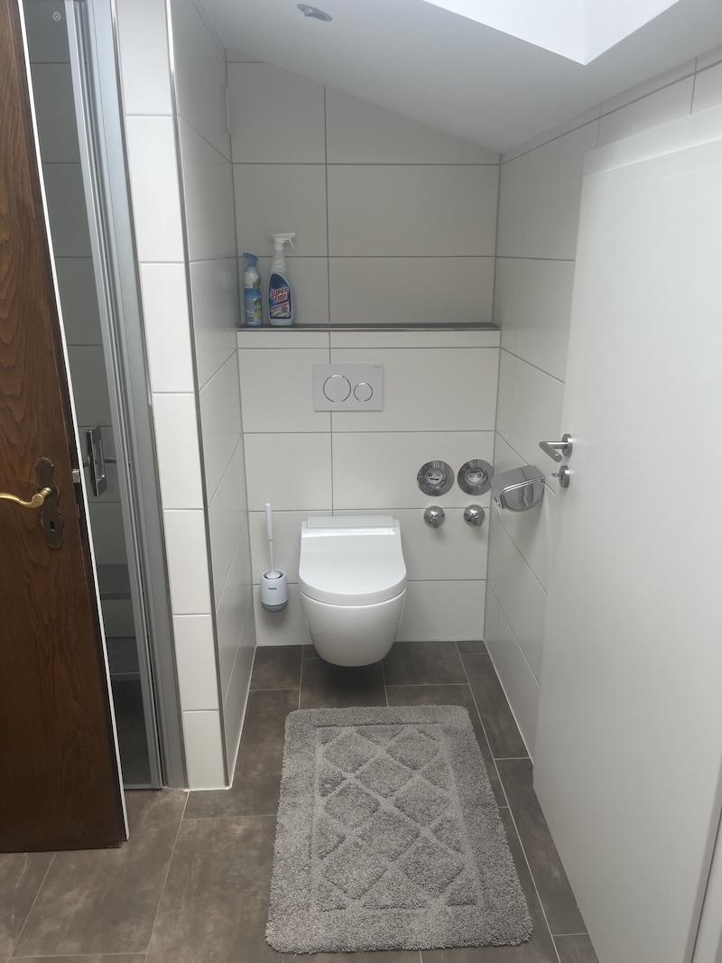Modernes Bad mit Toilette