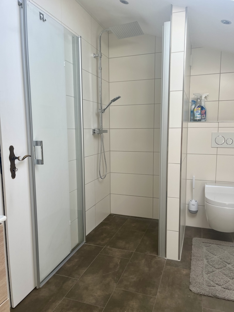 Modernes Bad mit Dusche