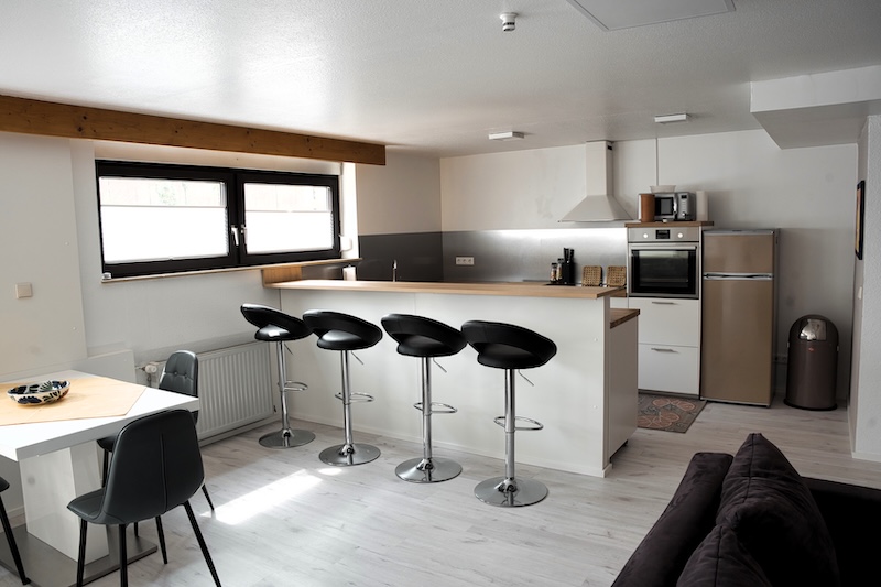 Offene moderne Küche mit Theke und Stühlen