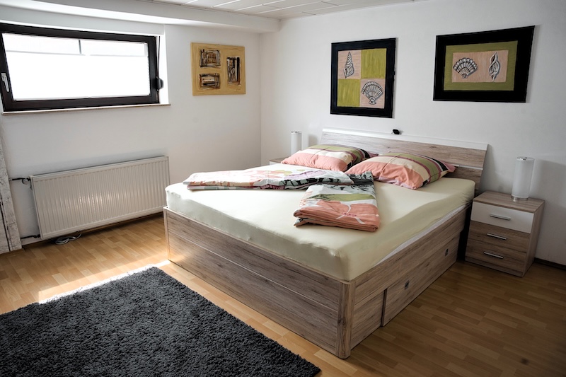 Modernes Schlafzimmer mit Bett